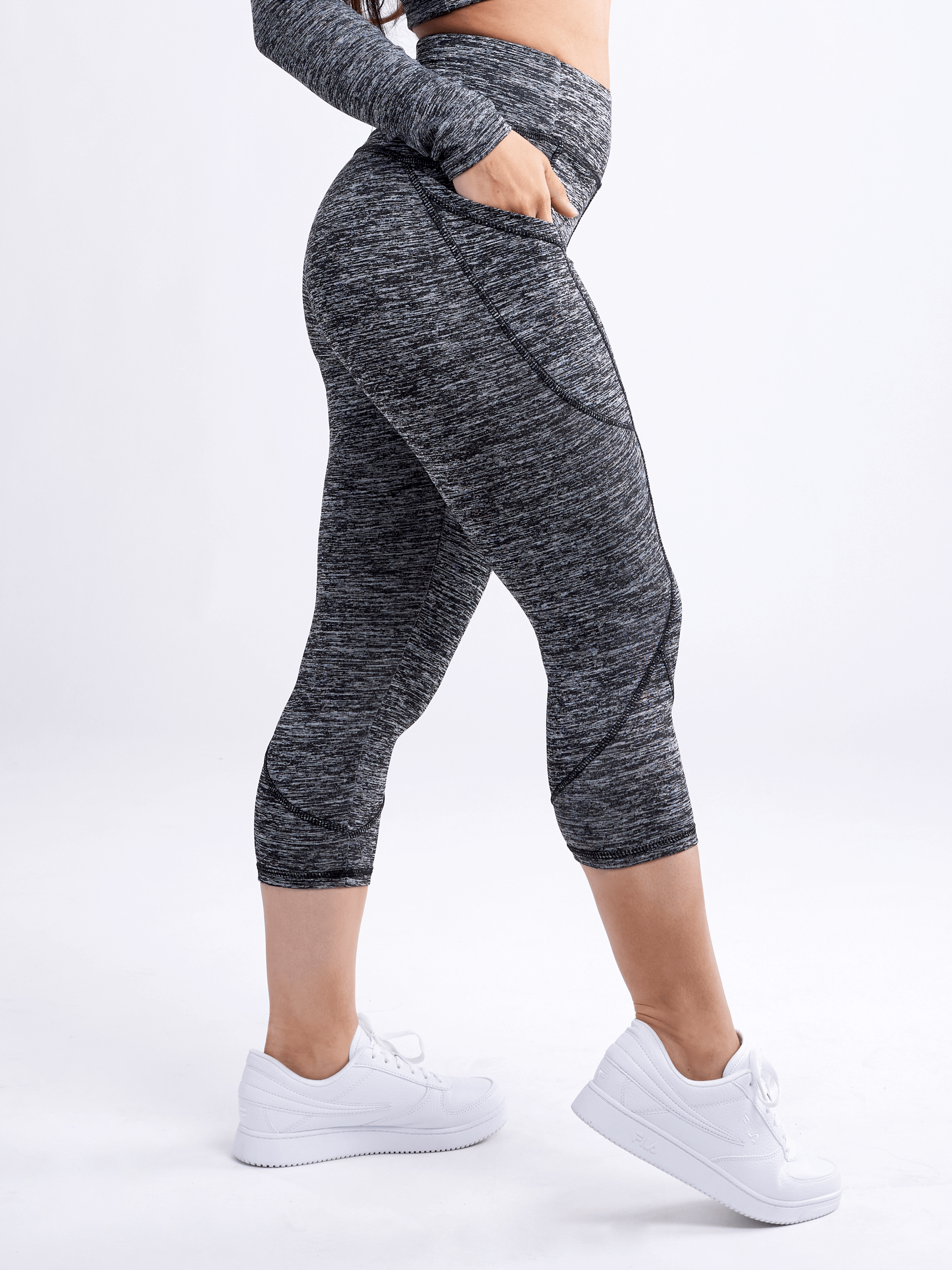 Mid-rise Capri Fitness Leggings With Side Pockets
